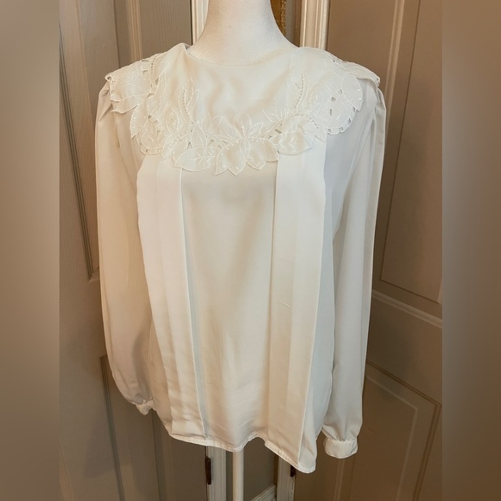 La Blouse vintage white polyester bib-style collar long sleeve blouse. Size 10.